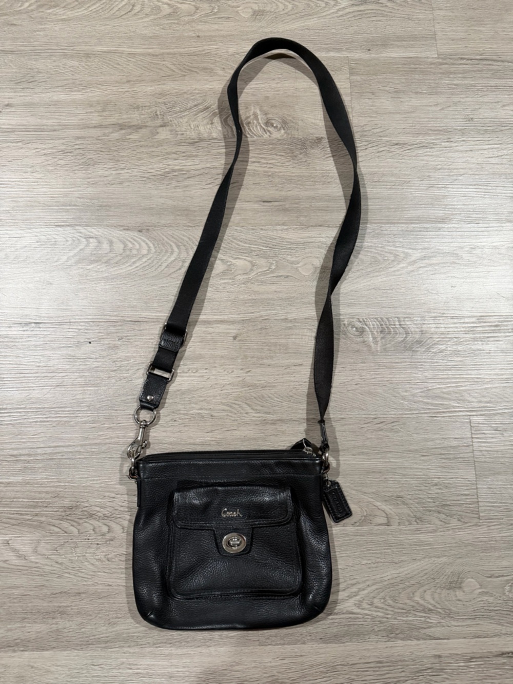 Coach Penelope Turnlock
Swingpack Black Pebble Leather
Crossbody Shoulder Bag